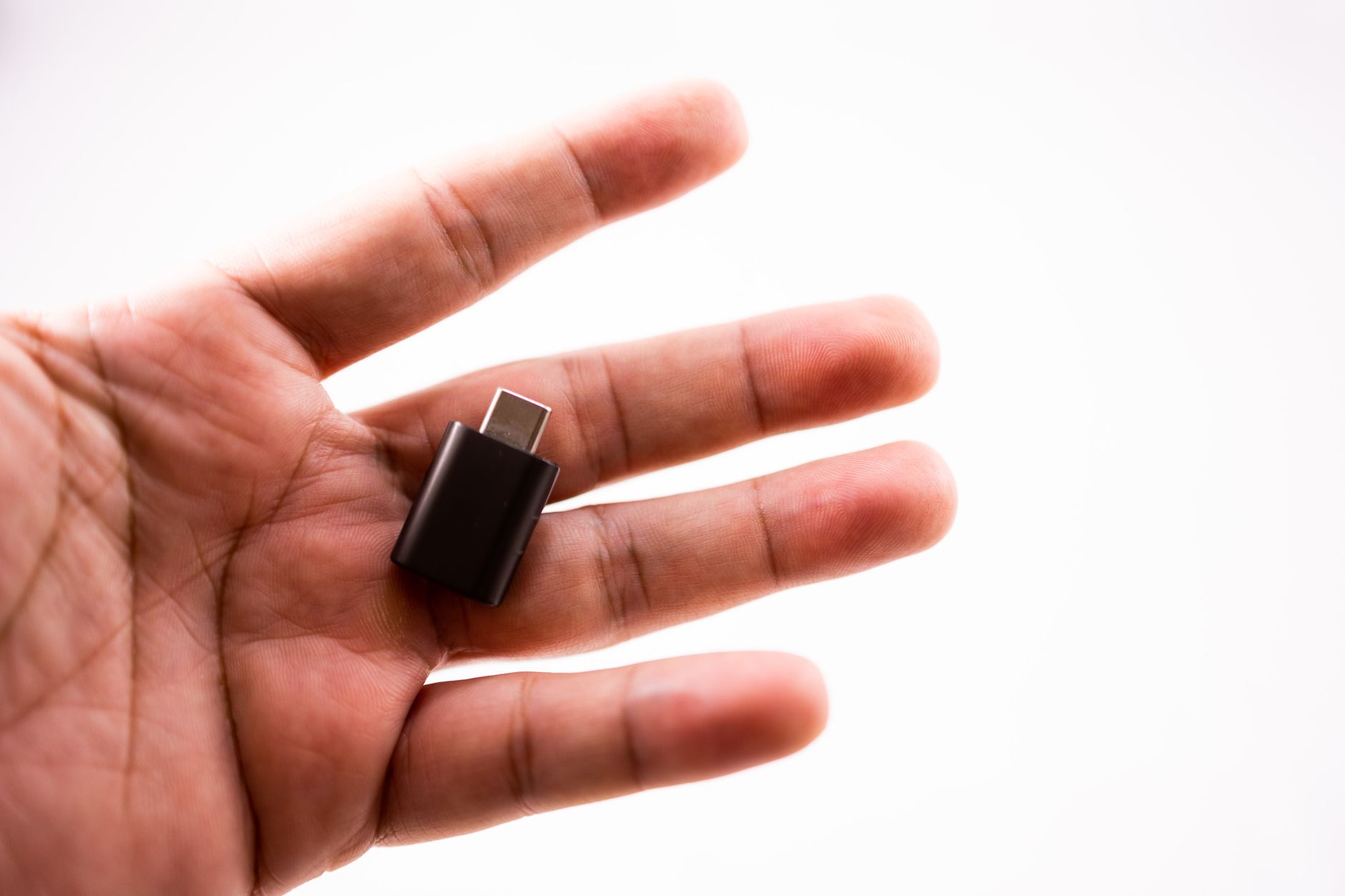 手のひらに載せたUSB Type-Cのアダプター